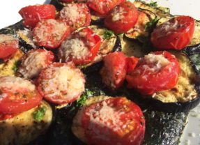 Gegrilde courgette, aubergine en tomaat met Parmezaanse kaas